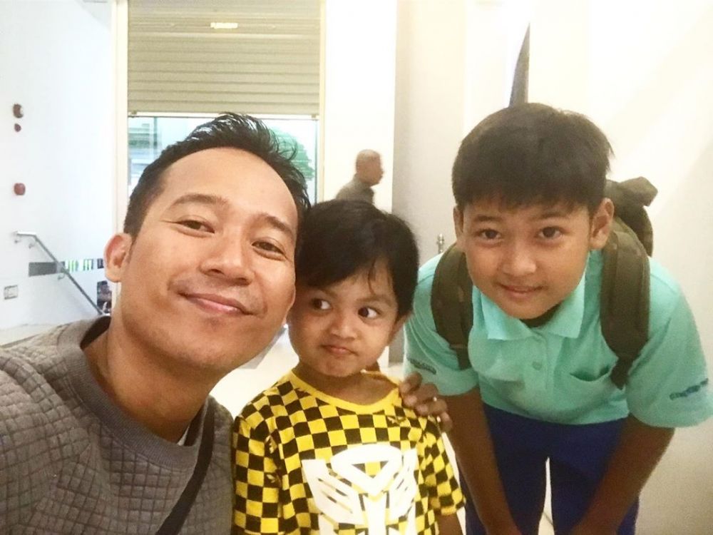 10 Potret transformasi Denny Cagur dari kecil sampai terkenal