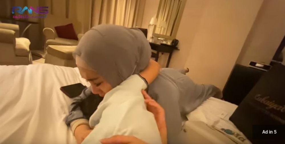 7 Momen haru perpisahan Nagita dengan Rafathar, berlinang air mata