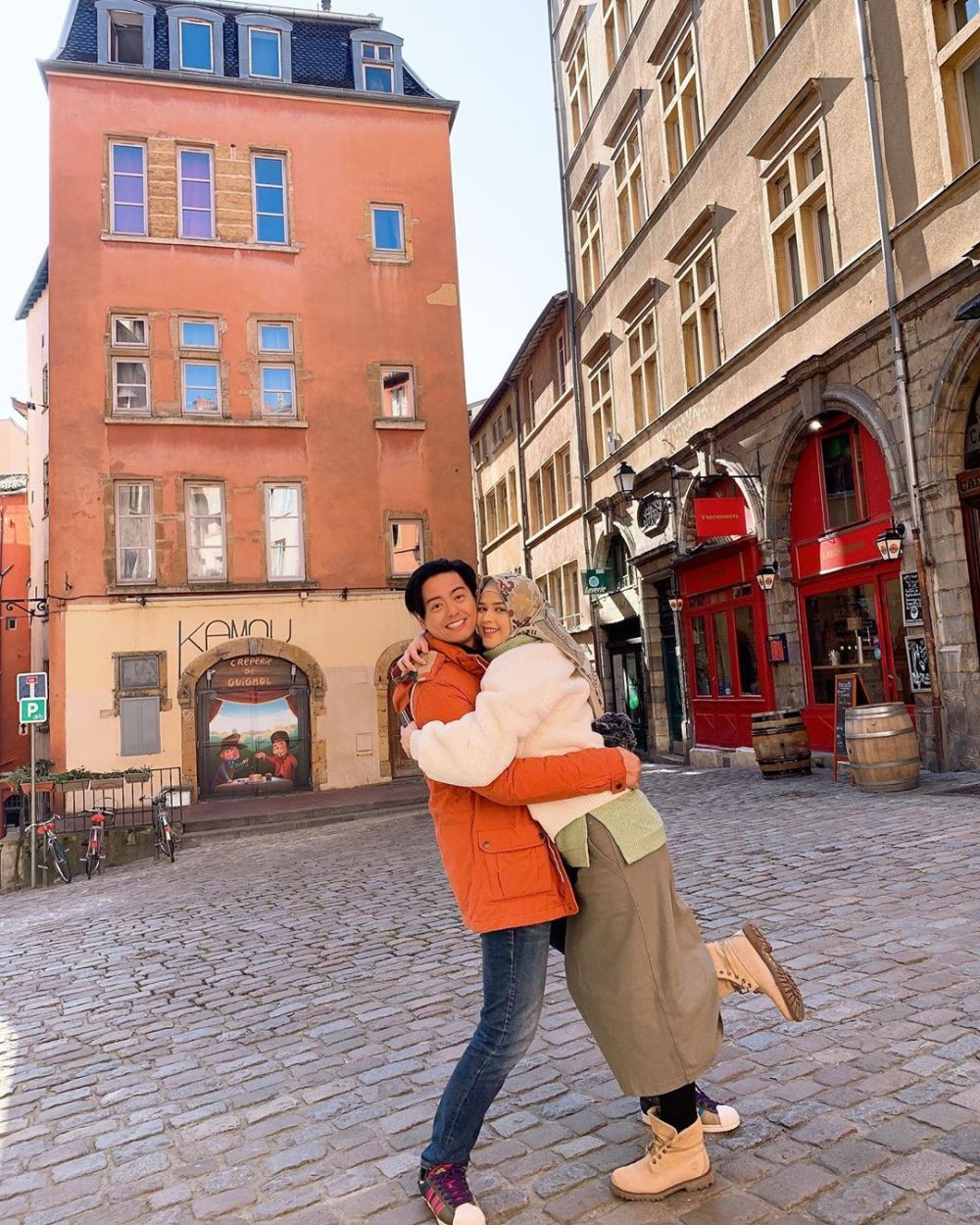 9 Potret babymoon Cut Meyriska & Roger di Prancis, romantis abis