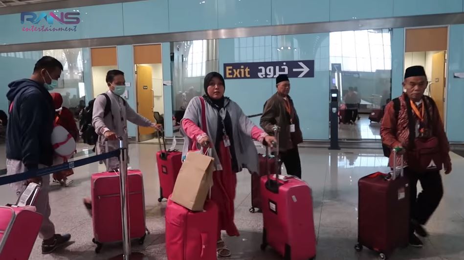 8 Momen karyawan Raffi & Nagita umrah, tukang kebun sampai sopir