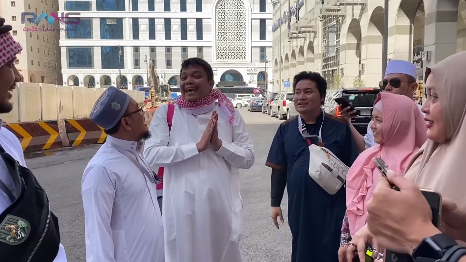 8 Momen karyawan Raffi & Nagita umrah, tukang kebun sampai sopir