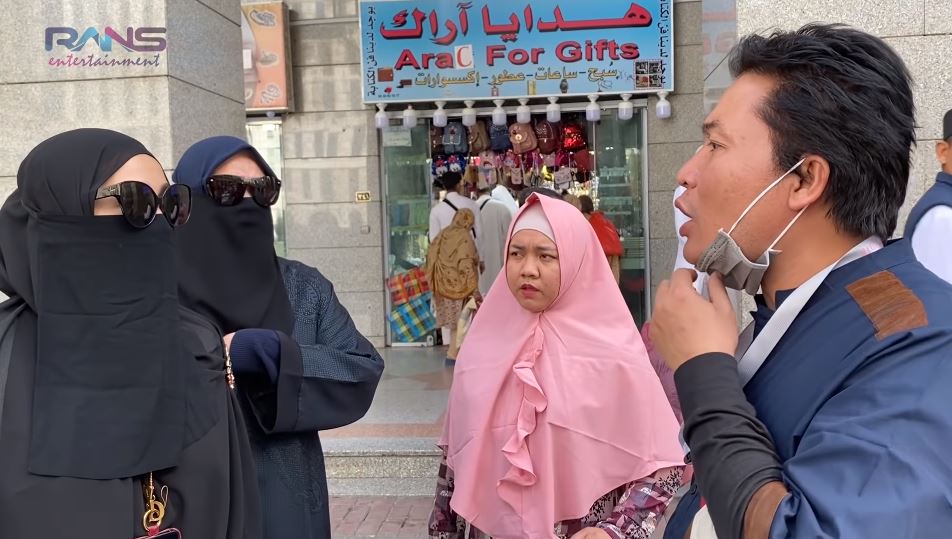 8 Momen karyawan Raffi & Nagita umrah, tukang kebun sampai sopir