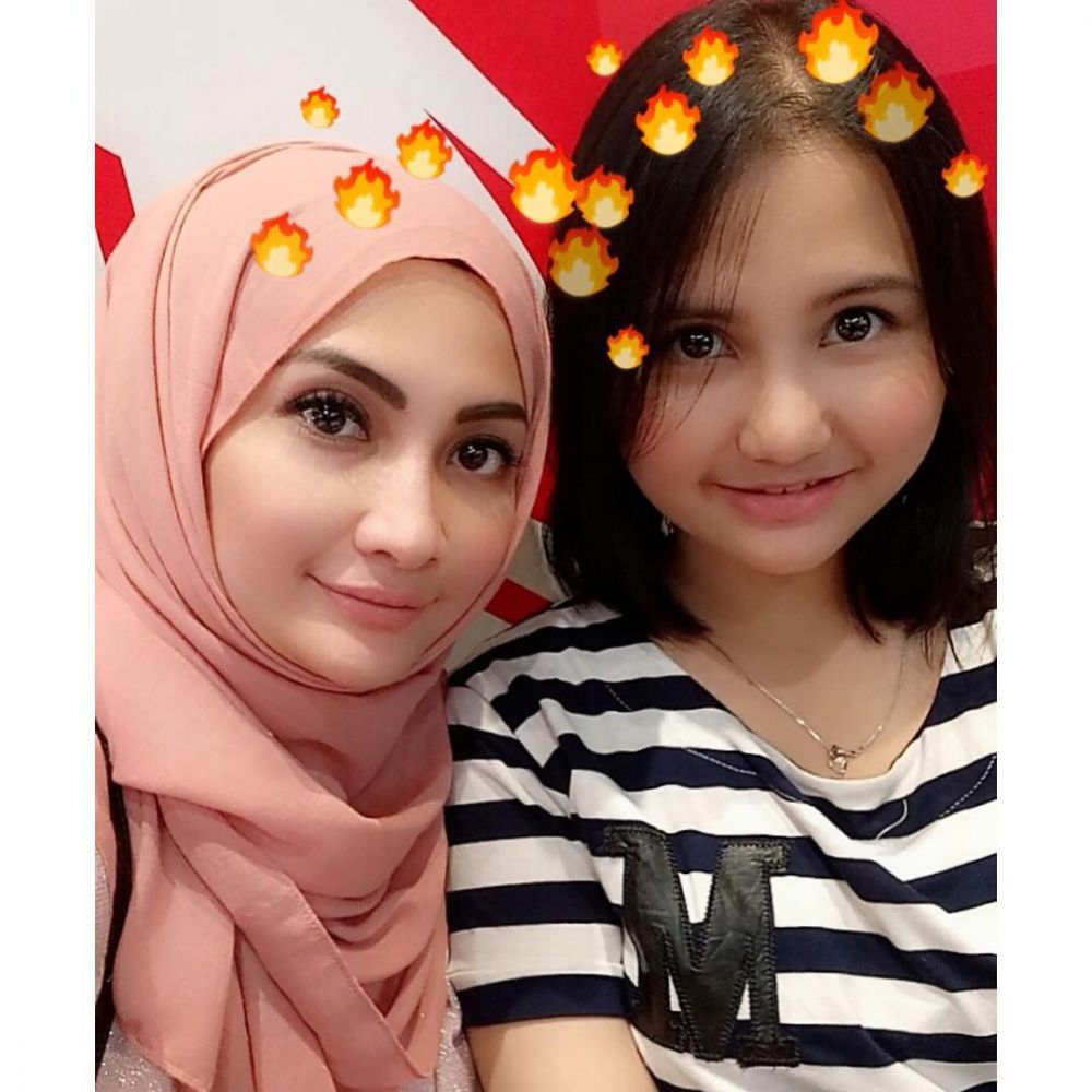 10 Potret kedekatan Natalie Sarah dan putrinya, bak kakak adik