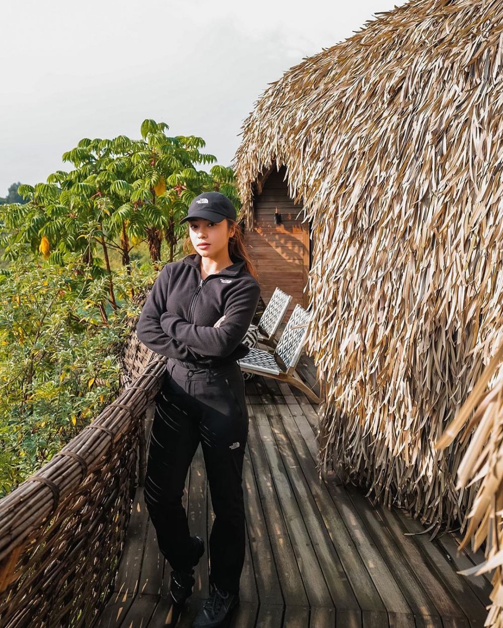 Nggak melulu mewah, ini 10 gaya simpel Nikita Willy saat liburan