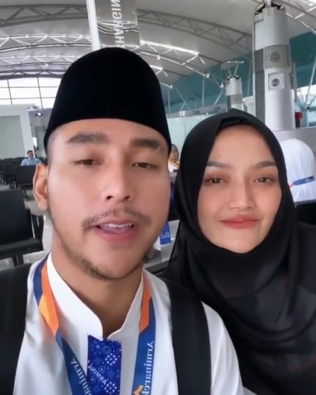 9 Momen Siti Badriyah umrah sama suami, penampilannya panen pujian