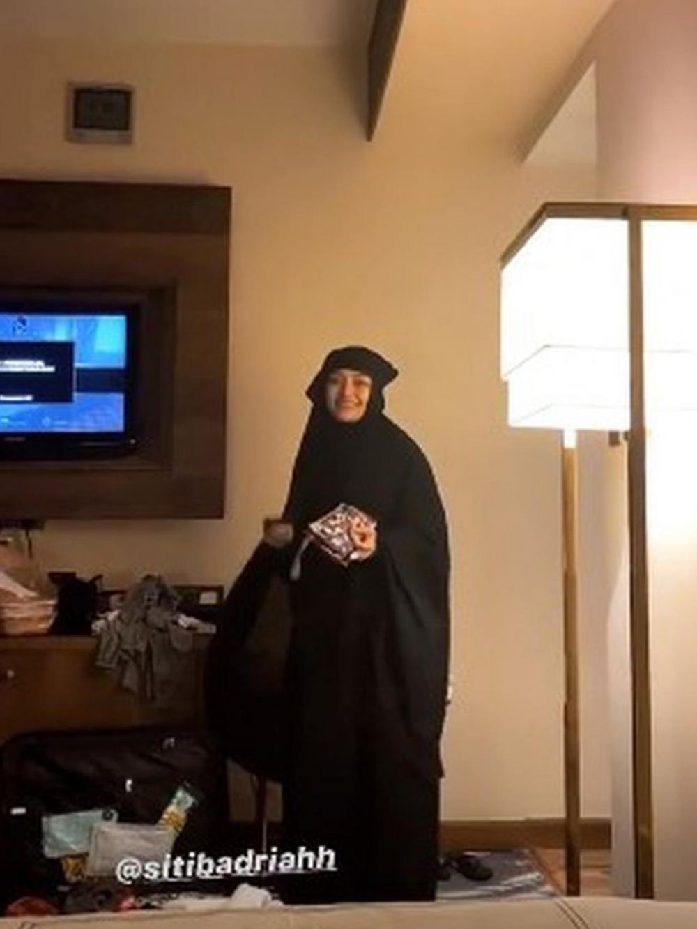 9 Momen Siti Badriyah umrah sama suami, penampilannya panen pujian