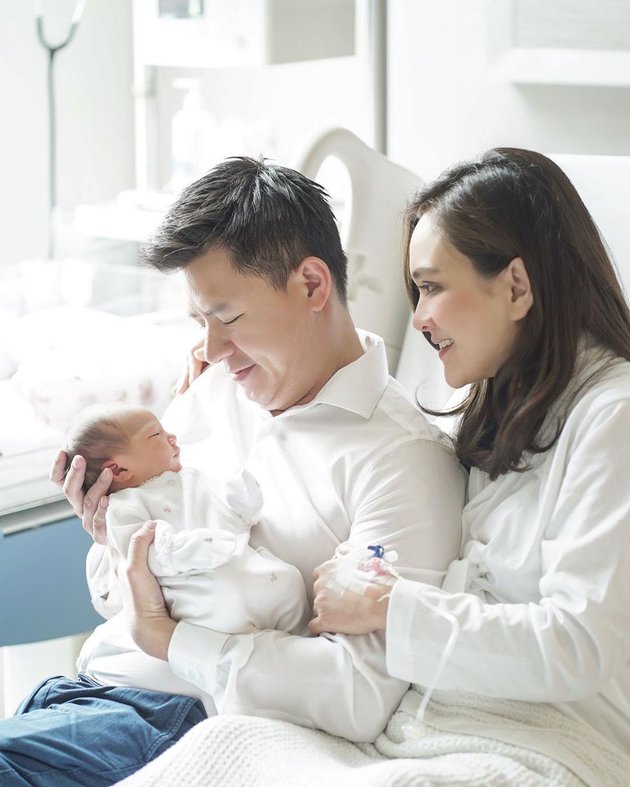 7 Potret Shandy Aulia momong anak, stunning banget 