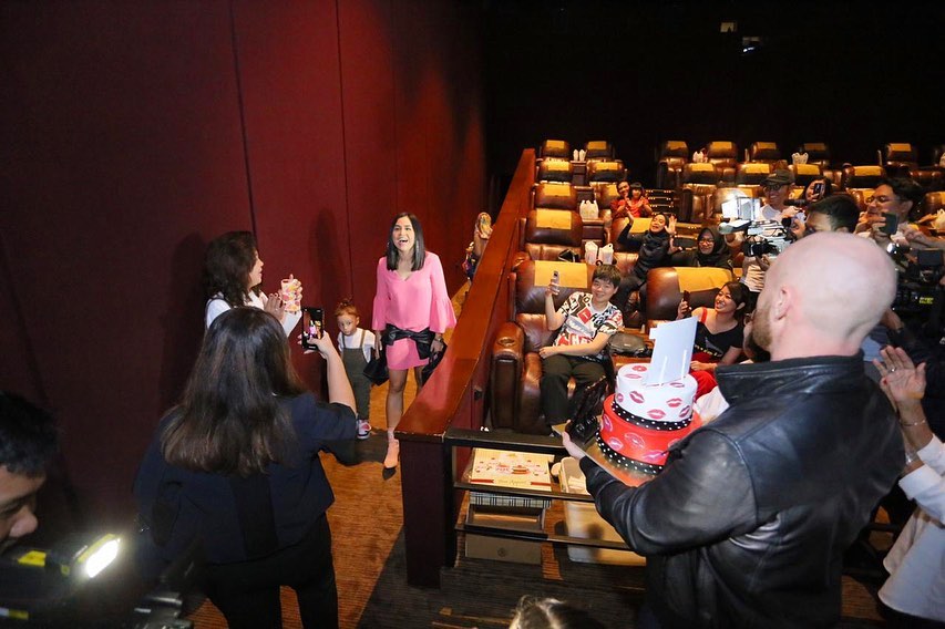 9 Potret kejutan ultah Melaney Ricardo, sewa satu teater bioskop