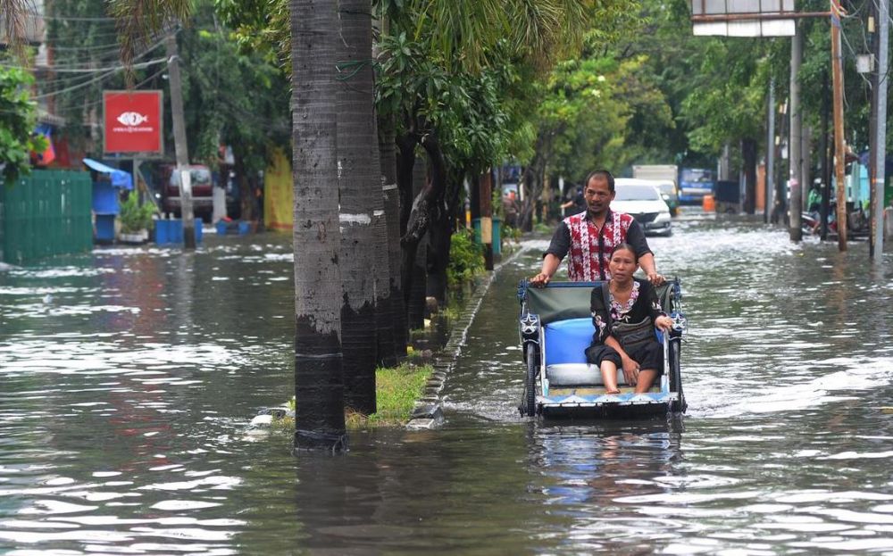 5 Potret tetap semangat bekerja di tengah banjir Jakarta, bikin salut
