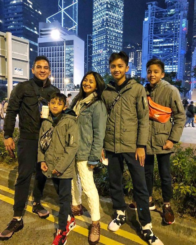 Jarang terekspos, ini 8 potret tiga putra Frans Mohede & Amara