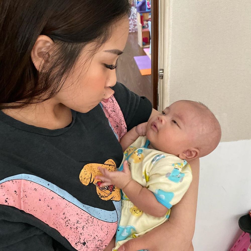 5 Momen hangat Nagita Slavina gendong bayi kembar Syahnaz