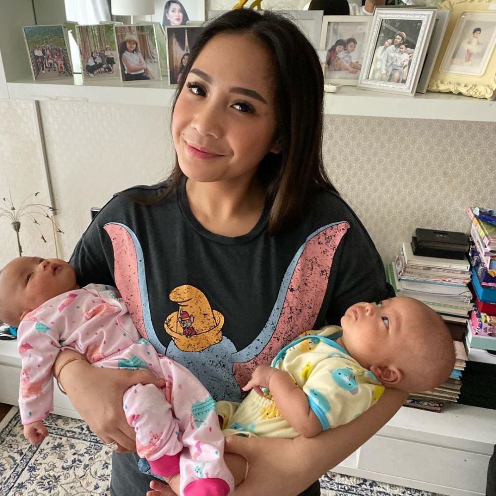 5 Momen hangat Nagita Slavina gendong bayi kembar Syahnaz
