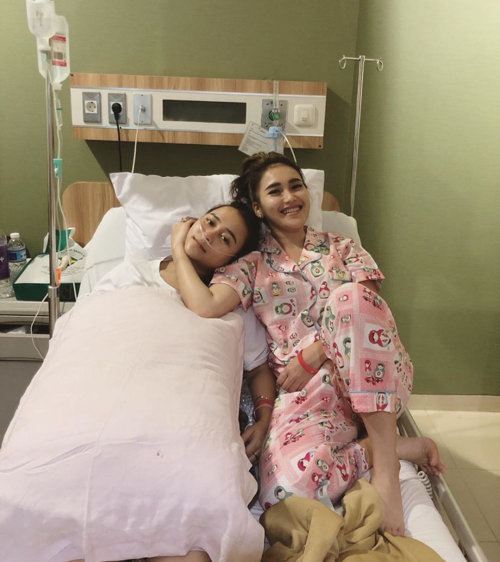 7 Momen Ayu Ting Ting jaga adiknya yang dirawat di rumah sakit