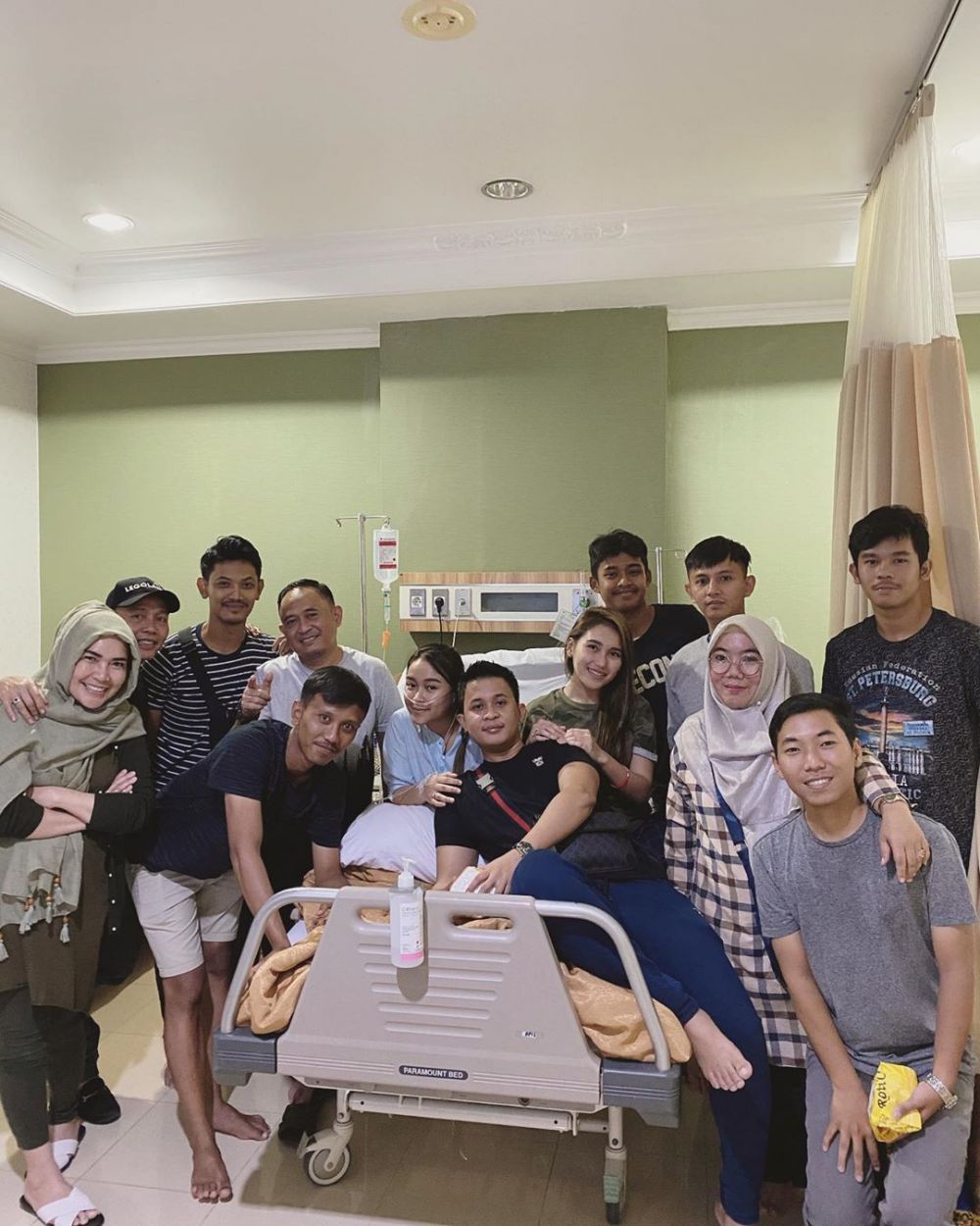 7 Momen Ayu Ting Ting jaga adiknya yang dirawat di rumah sakit