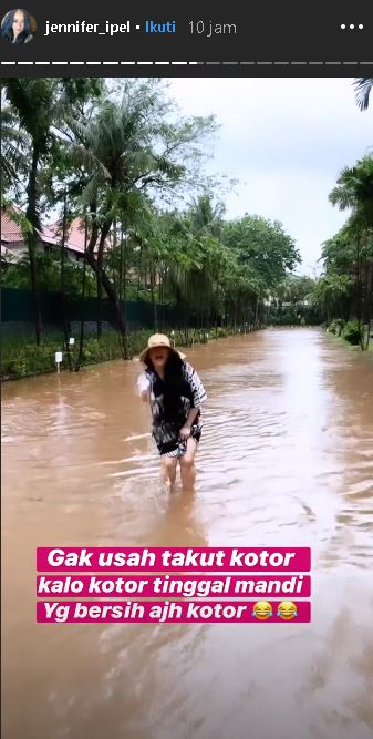 Aksi santai Jennifer Jill saat kompleks rumah mewahnya kebanjiran