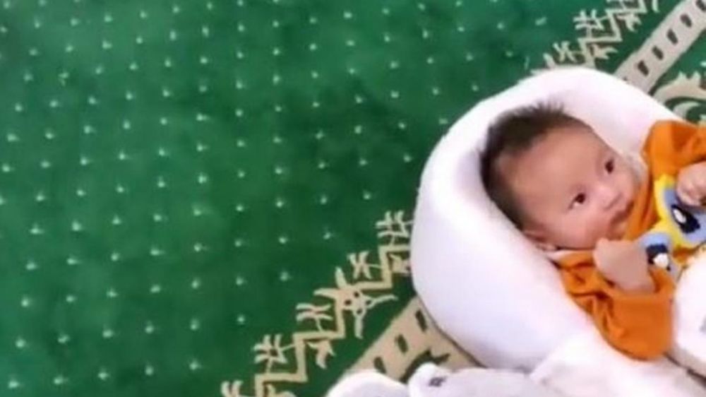 6 Momen Kiano temani Baim Wong salat di masjid, anteng banget