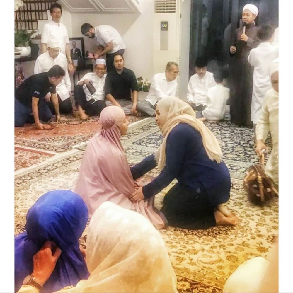 6 Momen BCL dijenguk selebriti, diberi dukungan & semangat