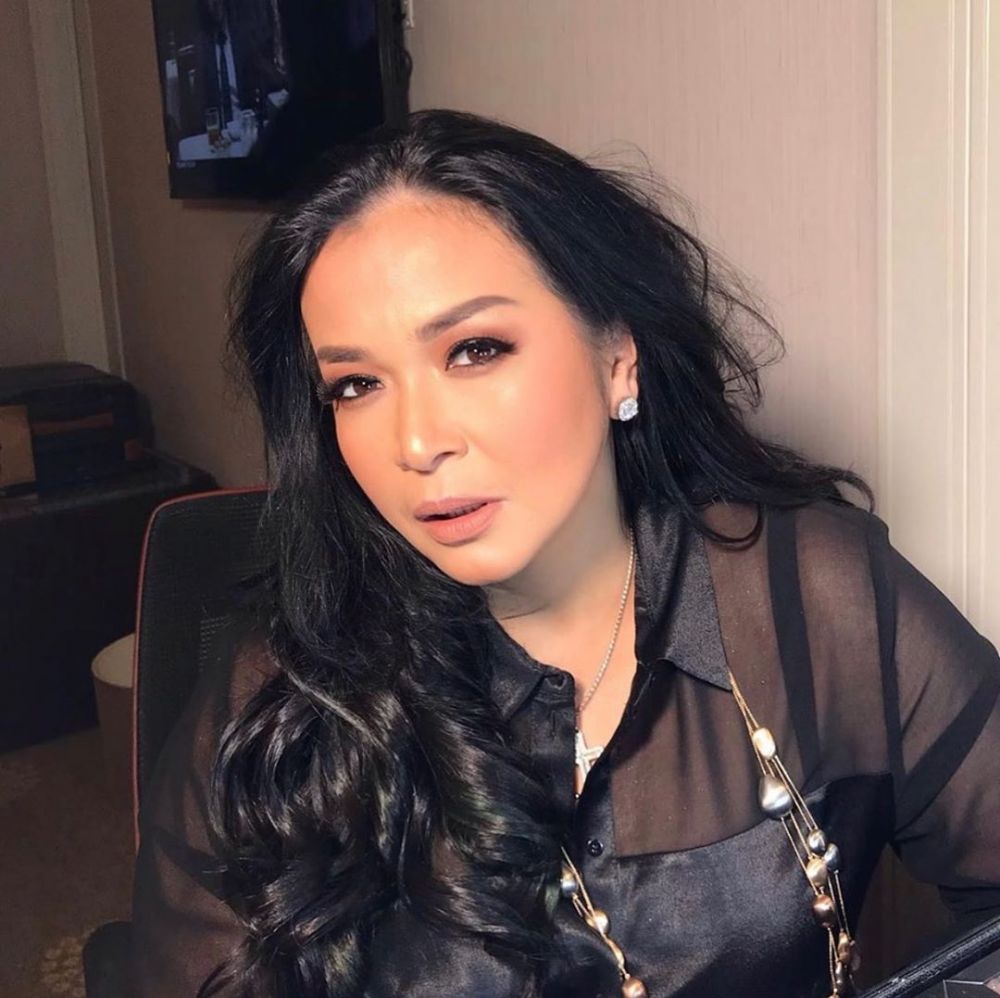 Begini gaya 5 seleb ibu kota saat kebanjiran, santuy abis!