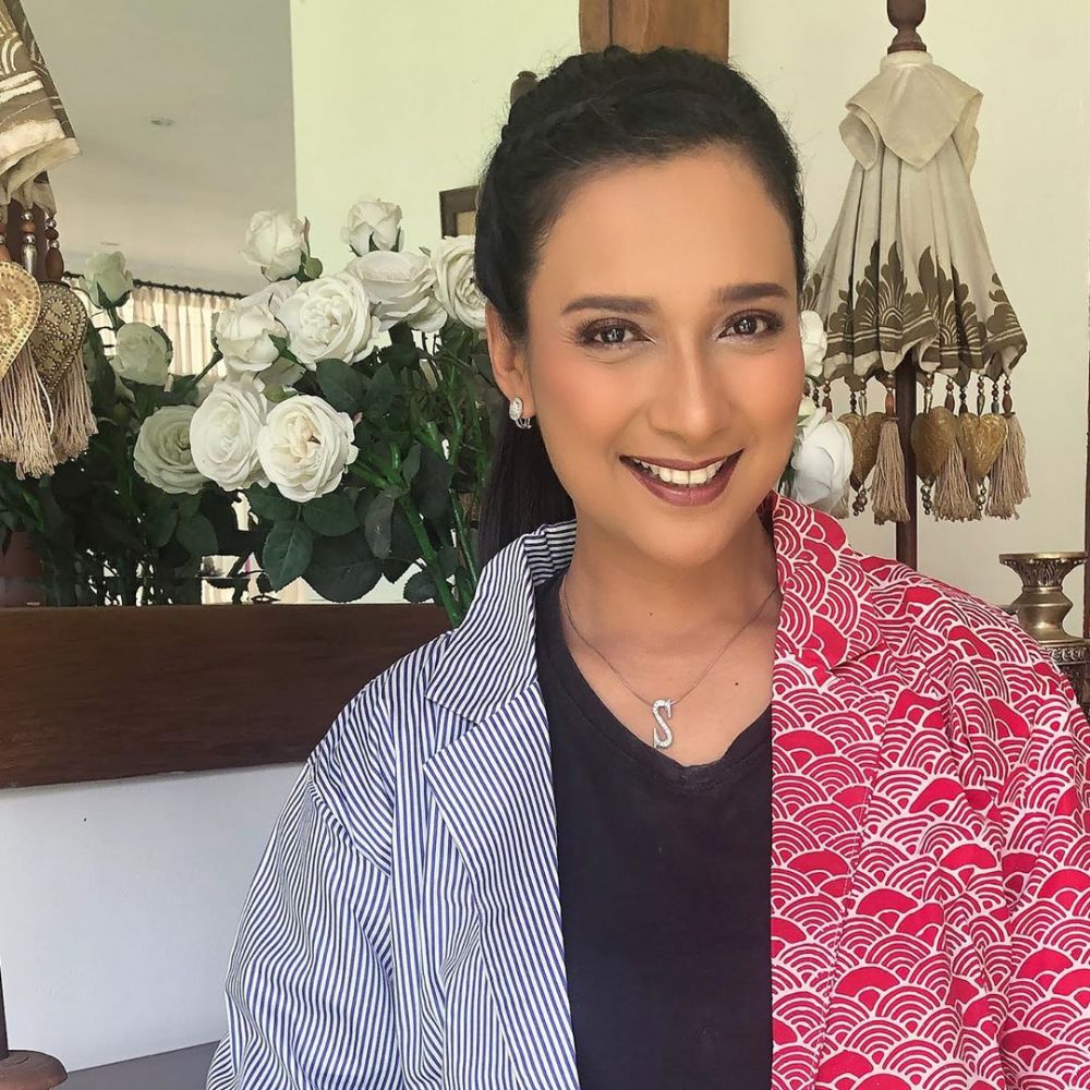 Begini gaya 5 seleb ibu kota saat kebanjiran, santuy abis!