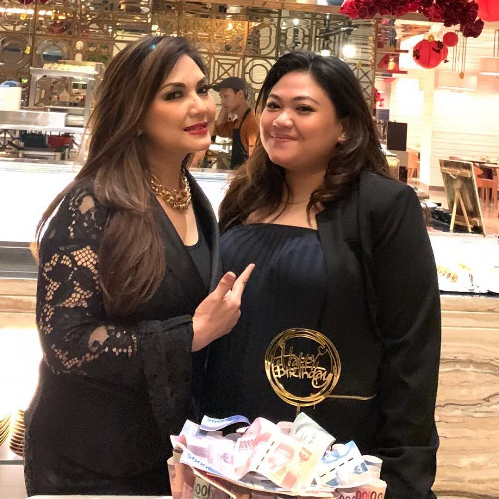 Seleb dapat kejutan kue ulang tahun pakai uang asli Instagram Seleb dapat kejutan kue ulang tahun pakai uang asli Instagram