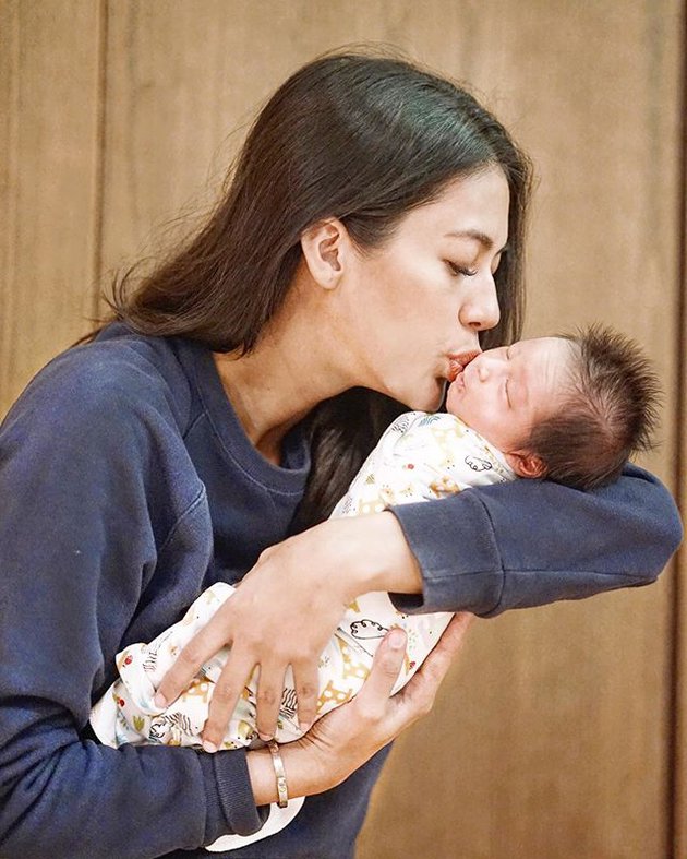 Jadi ibu baru, ini momen manis 8 seleb gendong anak pertama