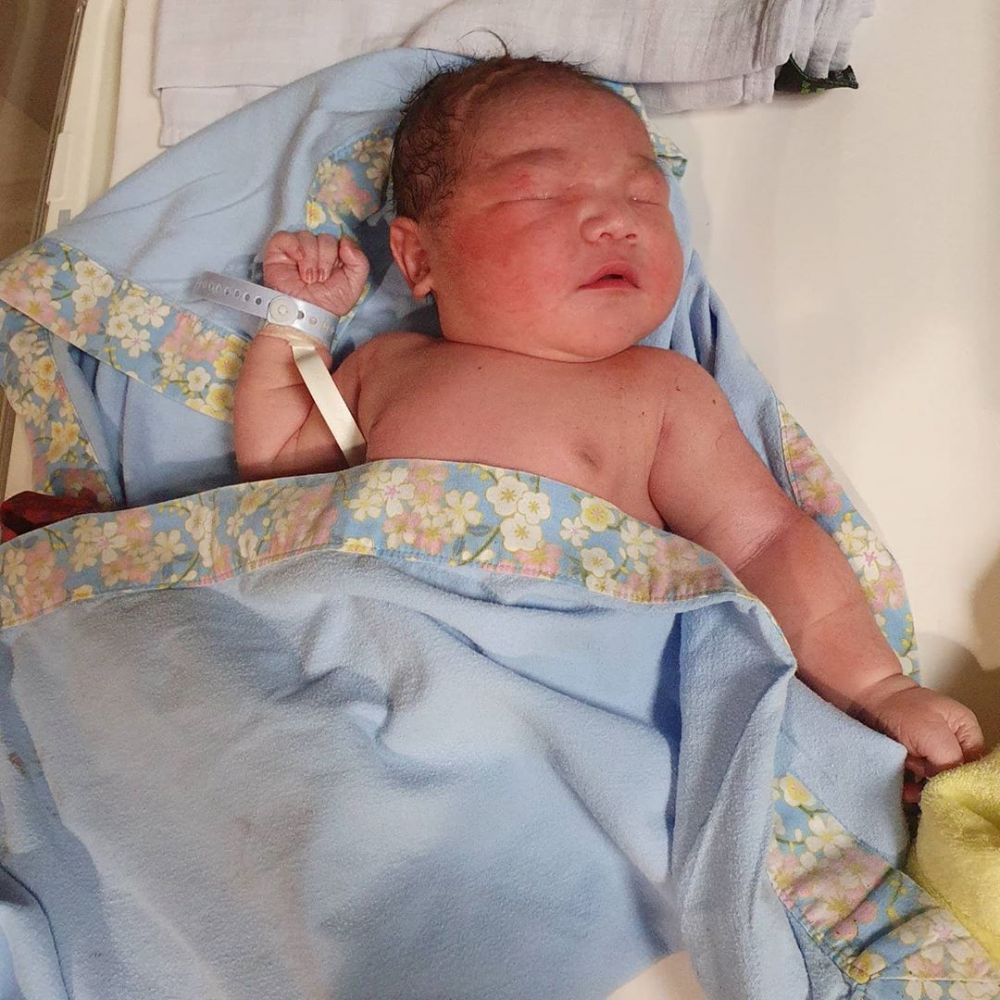 Vicky Shu lahiran anak kedua, berat badan bayi hampir 4 kg