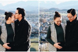 6 Potret maternity Yuanita Christiani & suami, tema kasual