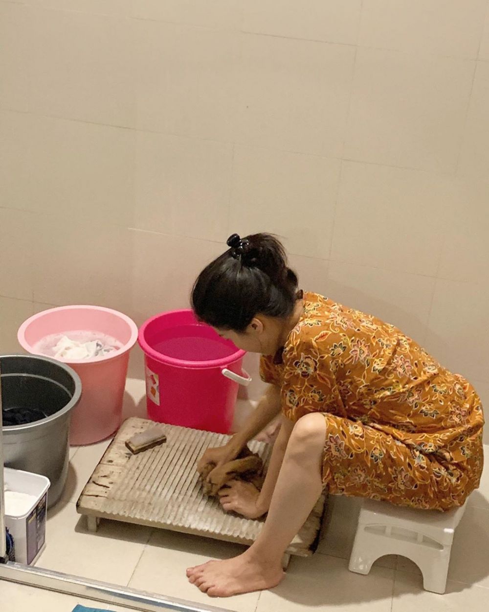 7 Potret Sarwendah nyuci baju sendiri, emak-emak banget