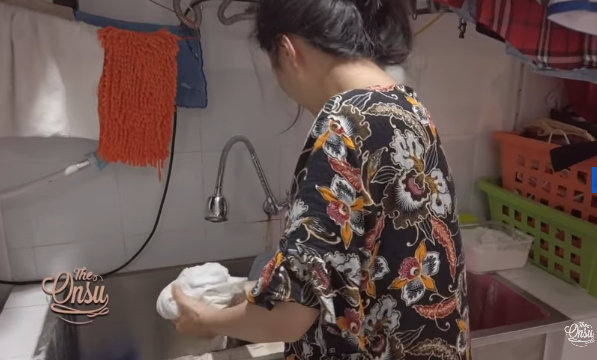 7 Potret Sarwendah nyuci baju sendiri, emak-emak banget