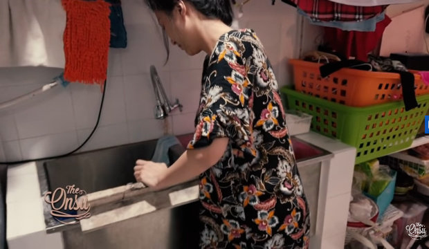 7 Potret Sarwendah nyuci baju sendiri, emak-emak banget