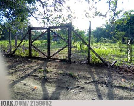 10 Kreasi nyeleneh pagar rumah ini bikin pengen ketawa