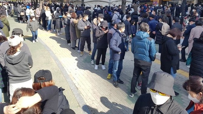 8 Potret antrean warga Daegu beli masker, waspada virus Corona