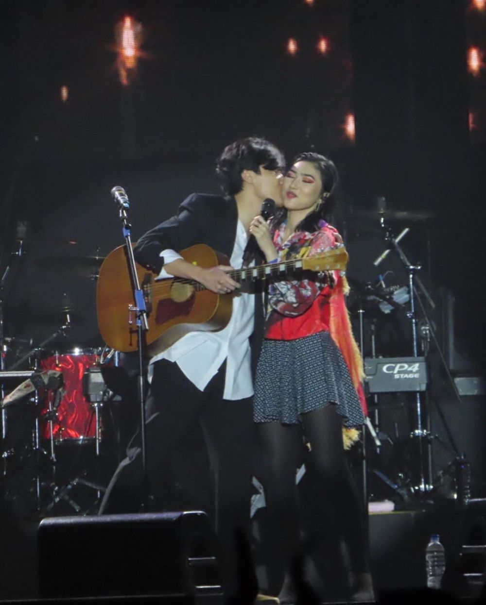 8 Aksi panggung Isyana Sarasvati dan suami, bikin penonton ...