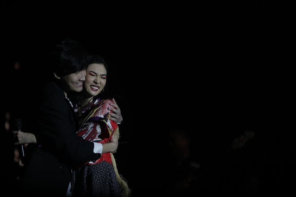 8 Aksi panggung Isyana Sarasvati dan suami, bikin penonton baper