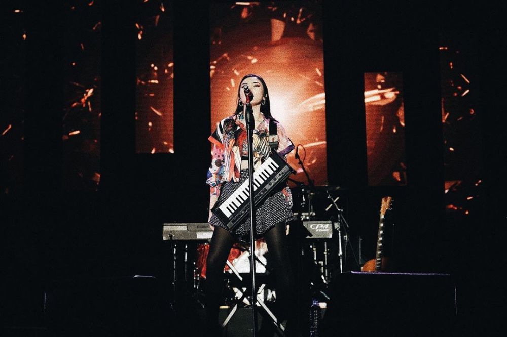 8 Aksi panggung Isyana Sarasvati dan suami, bikin penonton baper