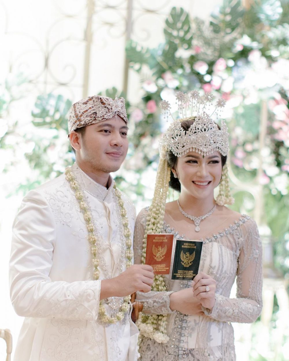 11 Potret pernikahan Dita Fakhrana & Ilham Prawira, meriah