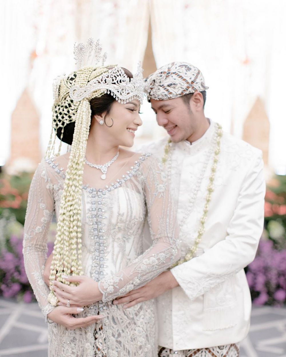 11 Potret pernikahan Dita Fakhrana & Ilham Prawira, meriah