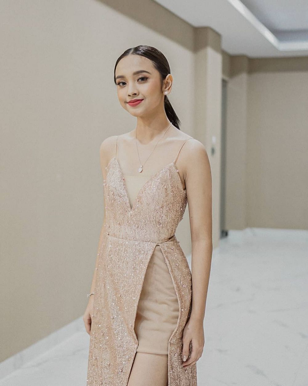 9 Pesona Lyodra juara Indonesian Idol 2020 pamer pundak, memesona