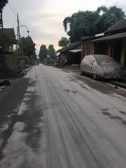 8 Penampakan hujan abu akibat erupsi Gunung Merapi