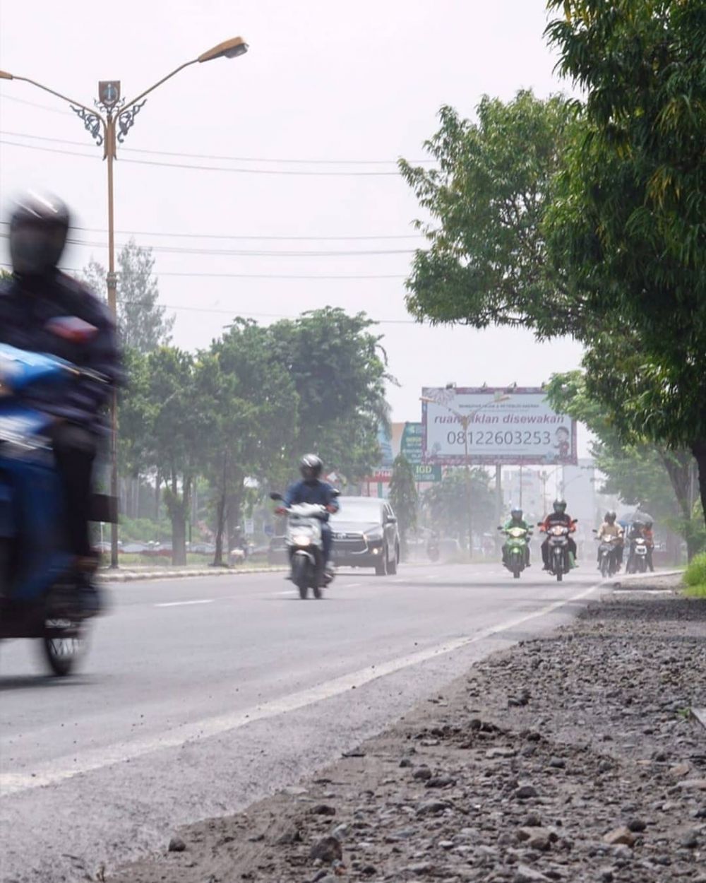 8 Penampakan hujan abu akibat erupsi Gunung Merapi