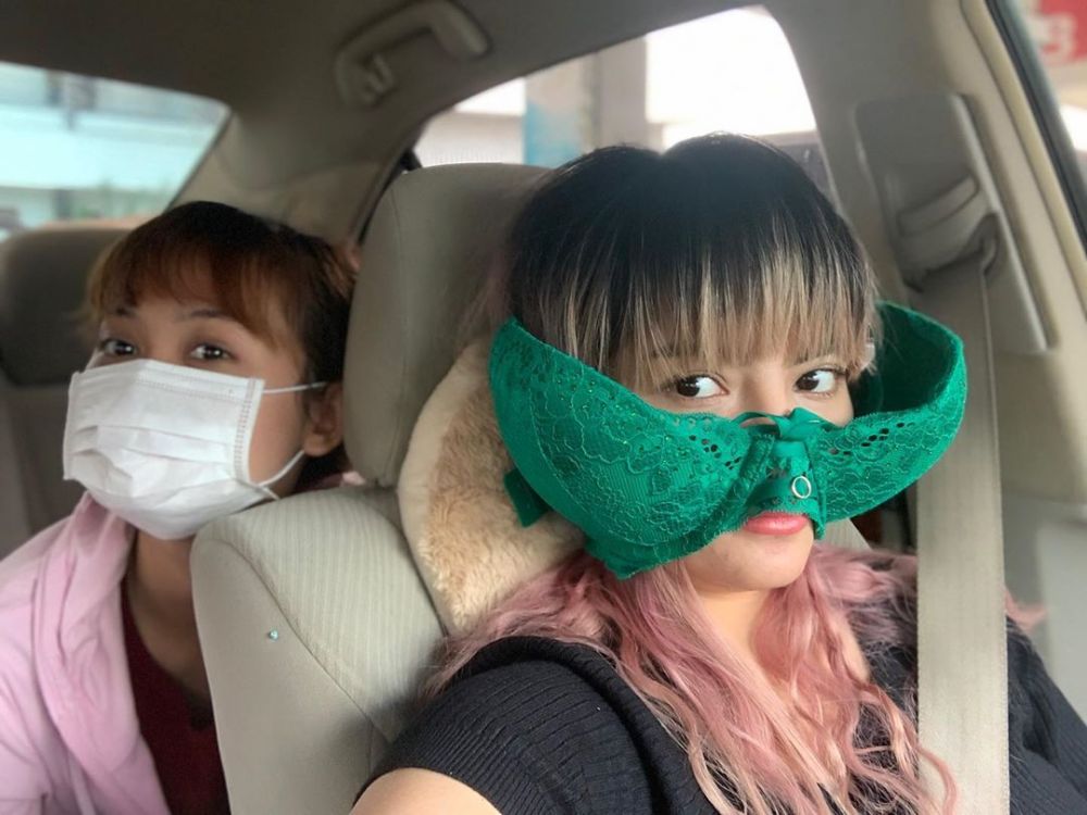 Harga masker meroket, ini aksi protes Dinar Candy pakai bra