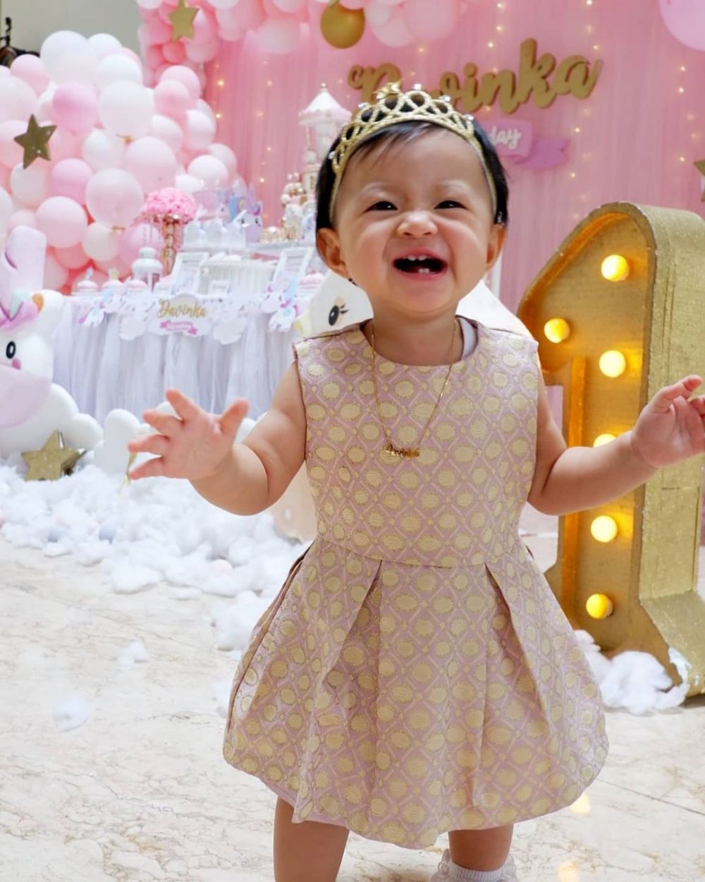 8 Momen ulang tahun anak bungsu Maya Septha, bertema unicorn