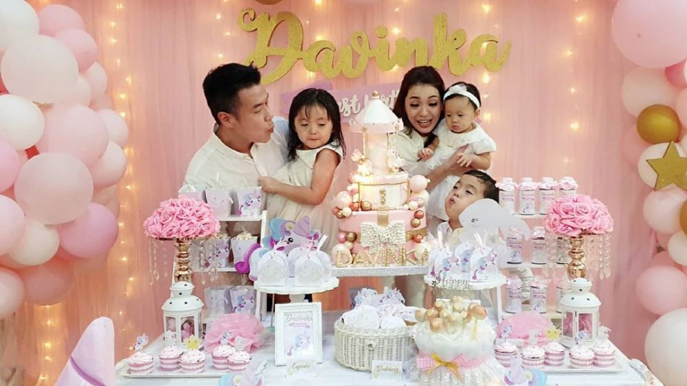 8 Momen ulang tahun anak bungsu Maya Septha, bertema unicorn