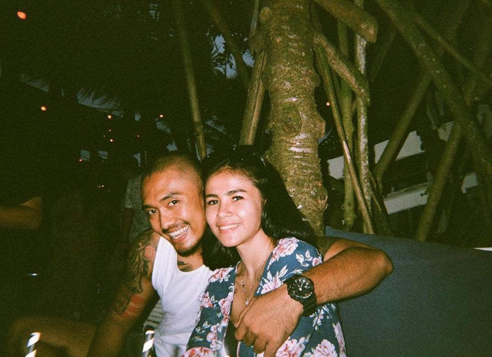 10 Potret mesra Uus & istri, bukti komedian juga bisa romantis