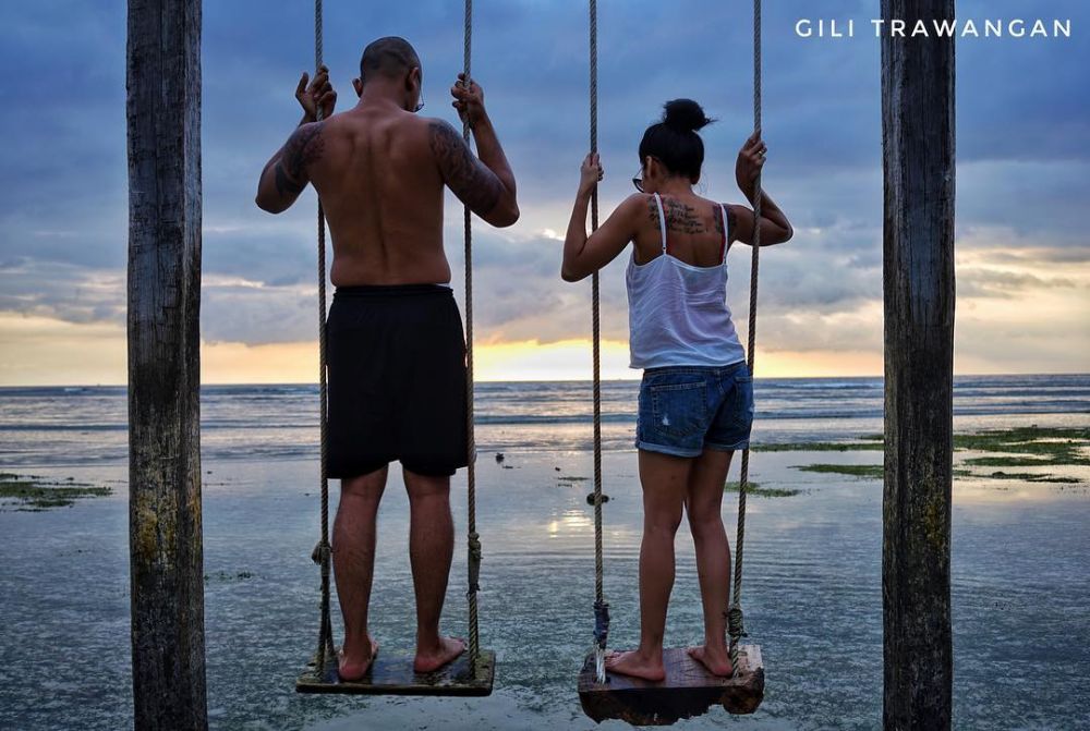 10 Potret mesra Uus & istri, bukti komedian juga bisa romantis