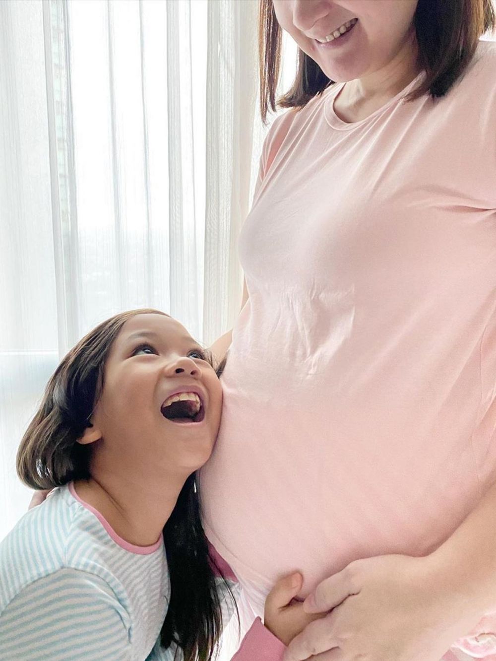 Hamil anak ke-4, ini 6 potret Mona Ratuliu pamer perut buncit