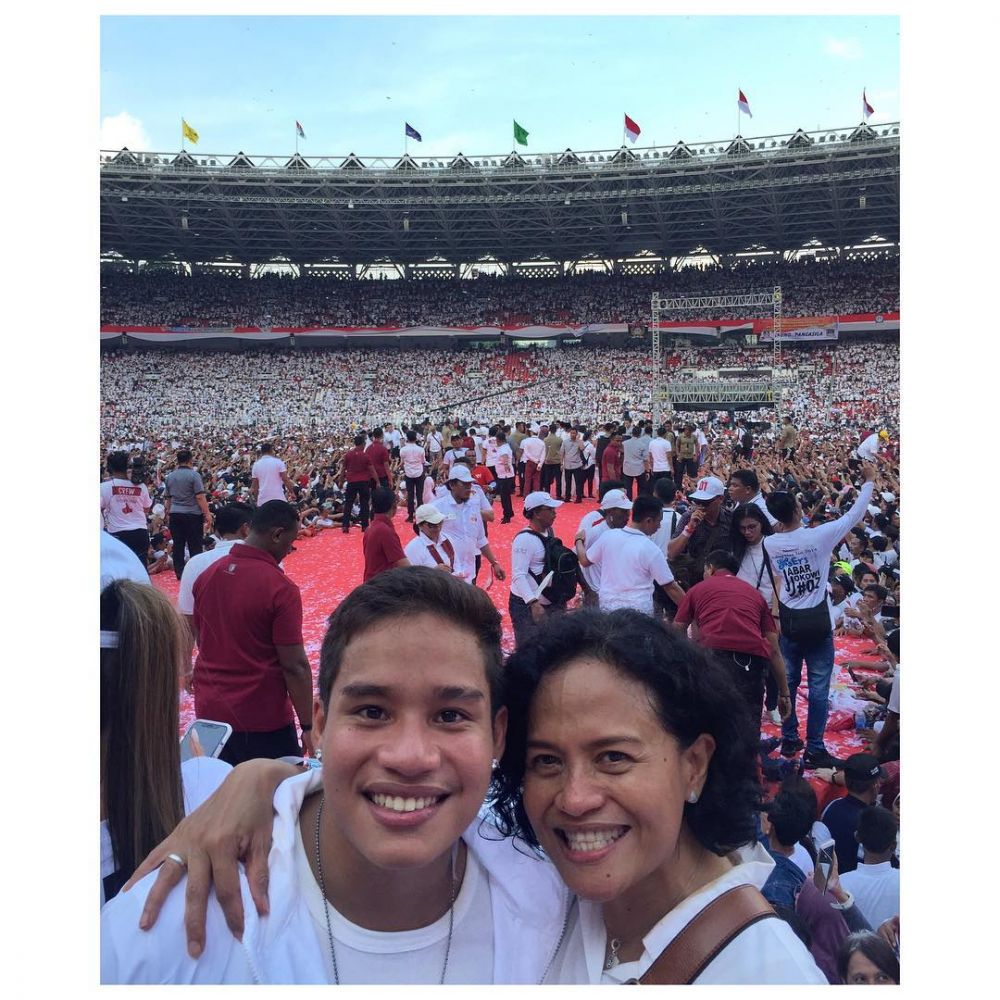 7 Potret kebersamaan Mira Lesmana dengan anak, jarang tersorot