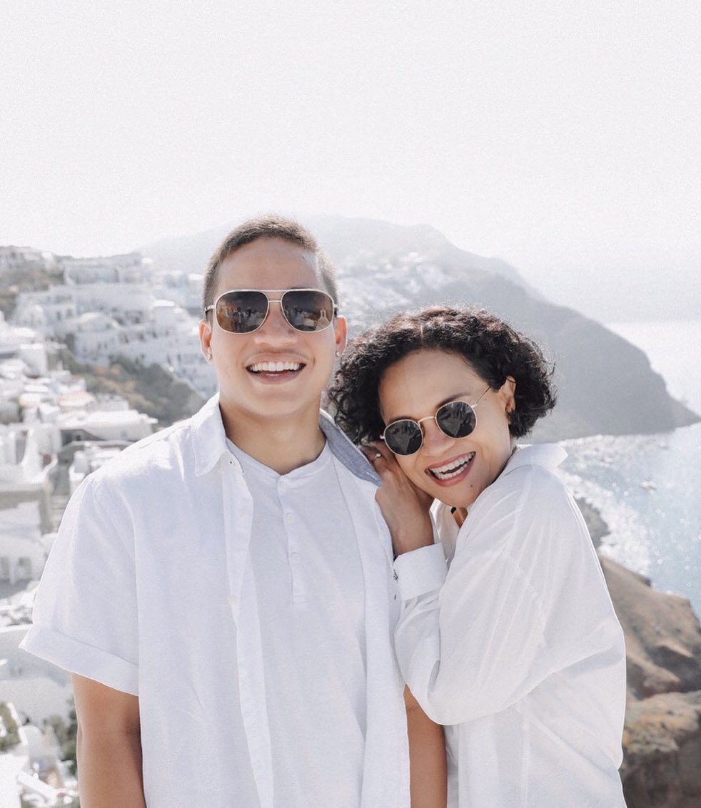 7 Potret kebersamaan Mira Lesmana dengan anak, jarang tersorot