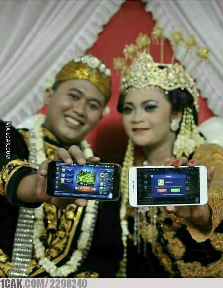 10 Momen absurd pengantin di pelaminan ini bikin tepuk jidat