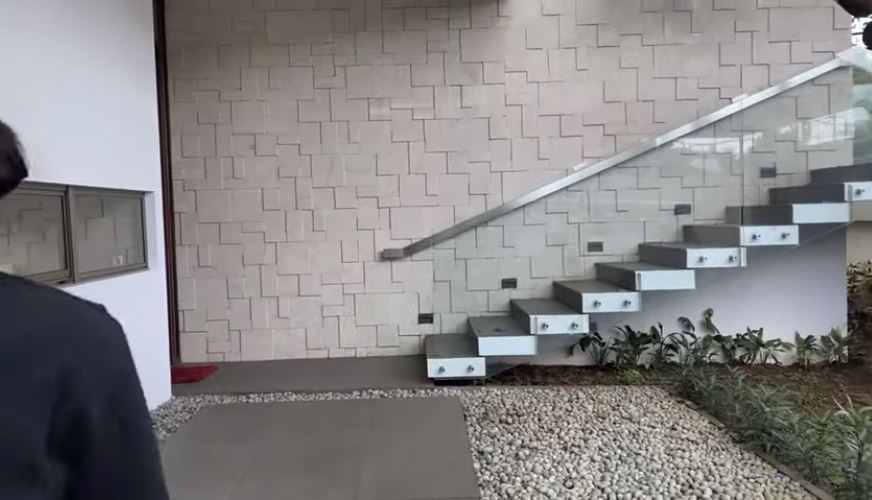 8 Potret rumah baru Dewi Perssik, kacanya dilempar sampai pecah